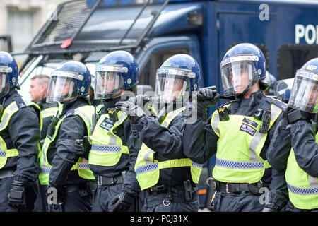 Londres, Royaume-Uni. 09 Juin 2018 : Des milliers d'assister à une marche de protestation et à l'extérieur de 10 Downing street appelant à la libération du journaliste Tommy Robinson. Crédit : Ian Francis/Alamy Live News Banque D'Images