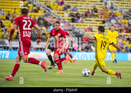 Samedi, Juin 09, 2018 : Columbus Crew SC defender Milton Valenzuela (19) tente d'obtenir l'ballpast au poste de New York Red Bulls Sean Davis (27) dans le match entre les New York Red Bulls et Columbus Crew Stadium, MAPFRE à SC à Columbus OH. Crédit Photo obligatoire : Dorn Byg/Cal Sport Media. Columbus Crew SC 1 - New York Red Bulls 1 Crédit : Cal Sport Media/Alamy Live News Banque D'Images