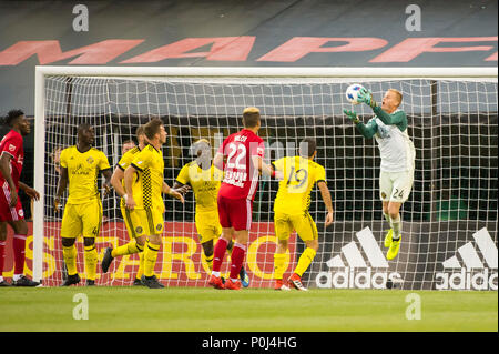 Samedi, Juin 09, 2018 : Columbus Crew SC gardien Jon Kempin (24) capture un corner dans le match entre les New York Red Bulls et Columbus Crew Stadium, MAPFRE à SC à Columbus OH. Crédit Photo obligatoire : Dorn Byg/Cal Sport Media. Columbus Crew SC 1 - New York Red Bulls 1 Crédit : Cal Sport Media/Alamy Live News Banque D'Images