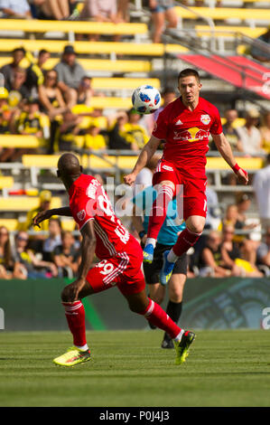 Samedi, Juin 09, 2018 : New York Red Bulls terrain Alex Muyl (19) chefs de la balle vers l'avant Bradley Wright-Phillips (99) dans le match entre les New York Red Bulls et Columbus Crew Stadium, MAPFRE à SC à Columbus OH. Crédit Photo obligatoire : Dorn Byg/Cal Sport Media. Columbus Crew SC 1 - New York Red Bulls 1 Crédit : Cal Sport Media/Alamy Live News Banque D'Images