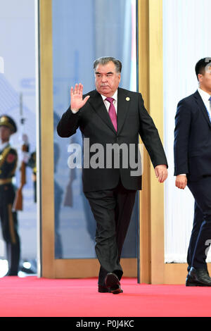 (180610) -- QINGDAO, 10 juin 2018(Xinhua) -- Le président tadjik Emomali Rahmon arrive pour une session de la 18e Organisation de coopération de Shanghai (OCS) qui se tiendra à Qingdao, province du Shandong, Chine orientale, le 10 juin 2018. Le SCO est conforme à l'esprit de Shanghai qui dispose d'une confiance mutuelle, les avantages réciproques, l'égalité, la consultation, le respect de diverses civilisations et la poursuite d'un développement commun. (Xinhua/Liangkuai Jin) (mp) Banque D'Images