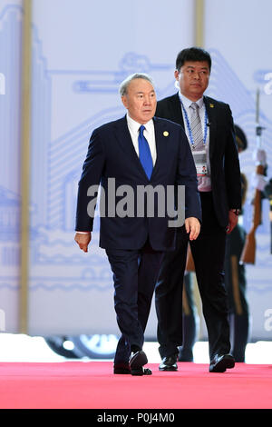 (180610) -- QINGDAO, 10 juin 2018(Xinhua) -- Le président kazakh Nursultan Nazarbayev (avant) arrive pour une session de la 18e Organisation de coopération de Shanghai (OCS) qui se tiendra à Qingdao, province du Shandong, Chine orientale, le 10 juin 2018. Le SCO est conforme à l'esprit de Shanghai qui dispose d'une confiance mutuelle, les avantages réciproques, l'égalité, la consultation, le respect de diverses civilisations et la poursuite d'un développement commun. (Xinhua/Liangkuai Jin) (mp) Banque D'Images