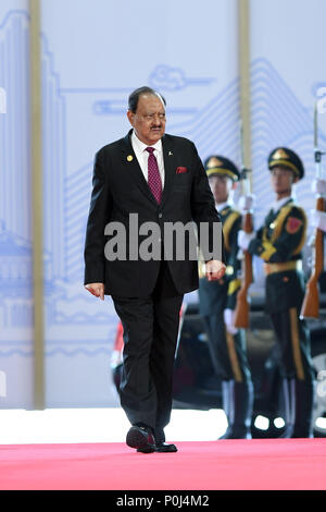 (180610) -- QINGDAO, 10 juin 2018(Xinhua) -- le président pakistanais Mamnoon Hussain arrive pour une session de la 18e Organisation de coopération de Shanghai (OCS) qui se tiendra à Qingdao, province du Shandong, Chine orientale, le 10 juin 2018. Le SCO est conforme à l'esprit de Shanghai qui dispose d'une confiance mutuelle, les avantages réciproques, l'égalité, la consultation, le respect de diverses civilisations et la poursuite d'un développement commun. (Xinhua/Liangkuai Jin) (mp) Banque D'Images