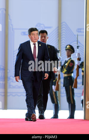 (180610) -- QINGDAO, 10 juin 2018(Xinhua) -- Le Président kirghize Sooronbay Jeenbekov (avant) arrive pour une session de la 18e Organisation de coopération de Shanghai (OCS) qui se tiendra à Qingdao, province du Shandong, Chine orientale, le 10 juin 2018. Le SCO est conforme à l'esprit de Shanghai qui dispose d'une confiance mutuelle, les avantages réciproques, l'égalité, la consultation, le respect de diverses civilisations et la poursuite d'un développement commun. (Xinhua/Liangkuai Jin) (mp) Banque D'Images