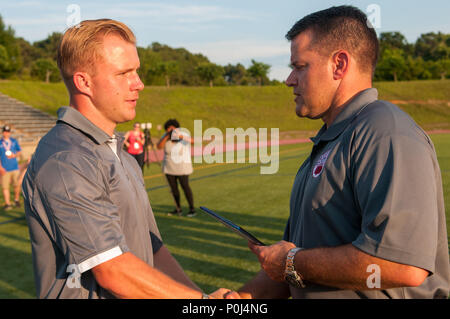 Fort Bragg, Caroline du Nord, USA. 9 juin, 2018. 9 juin 2018 - Fort Bragg, Caroline du Nord, USA - Le Colonel Kyle Reed, Fort Bragg, commandant de la garnison présente All-Tournament honneurs à la 1ère Armée Le lieutenant Alexander Clark après la finale de championnat entre l'US Air Force et la marine américaine à l'Armée 2018 Men's Soccer Championship, à Hedrick, stade de Fort Bragg. Air Force, les champions en 2016, battu 5-2, la Marine à ce titre de l'année. Les Forces armées Men's Soccer Championship est mené tous les deux ans. Credit : Timothy L. Hale/ZUMA/Alamy Fil Live News Banque D'Images