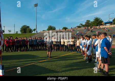 Fort Bragg, Caroline du Nord, USA. 9 juin, 2018. 9 juin 2018 - Fort Bragg, Caroline du Nord, USA - Le Colonel Kyle Reed, commandant de la garnison de Fort Bragg, parle avec toutes les équipes après la finale de championnat entre l'US Air Force et la marine américaine à l'Armée 2018 Men's Soccer Championship, à Hedrick, stade de Fort Bragg. Air Force, les champions en 2016, battu 5-2, la Marine à ce titre de l'année. Les Forces armées Men's Soccer Championship est mené tous les deux ans. Credit : Timothy L. Hale/ZUMA/Alamy Fil Live News Banque D'Images