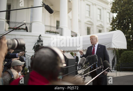 LA MALBAIE, QC - 08 & 09 Juin : Le président Donald J. Trump parle aux médias le vendredi 8 juin 2018, avant son départ pour la pelouse Sud Joint Base Andrews en route vers Québec pour le Sommet du G7. People : Le président Donald Trump Credit : tempêtes Media Group/Alamy Live News Banque D'Images