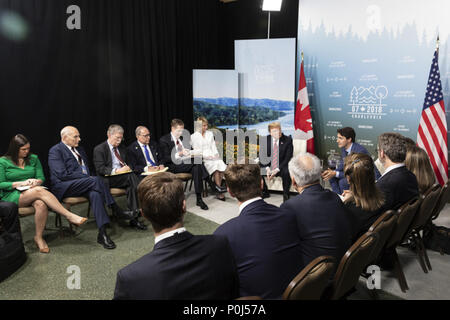 LA MALBAIE, QC - 08 & 09 Juin : Le président Donald J. Trump et premier ministre du Canada, Justin Trudeau s'asseoir avec leurs hauts fonctionnaires le vendredi 8 juin 2018, au cours de leur réunion bilatérale élargie au sommet du G7 à l'hôtel Fairmont Le Manoir Richelieu dans Charlevoix, Québec, Canada. People : Le président Donald Trump Credit : tempêtes Media Group/Alamy Live News Banque D'Images