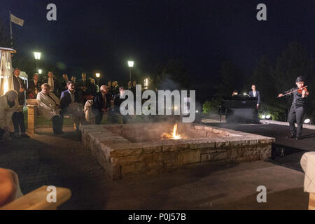 LA MALBAIE, QC - 08 & 09 juin : Les dirigeants du G7 se réunissent autour du feu de camp au Fairmont Le Manoir Richelieu dans Charlevoix, Québec, Canada le vendredi 8 juin, 2018, de profiter de Kerson Leong, une violoniste solo et en ce moment un artiste en résidence à la Chapelle Musicale Reine Elisabeth en Belgique. . People : Le président Donald Trump Credit : tempêtes Media Group/Alamy Live News Banque D'Images