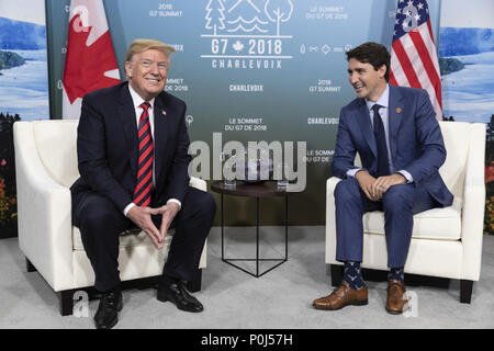 LA MALBAIE, QC - 08 & 09 Juin : Le président Donald J. Trump et premier ministre du Canada, Justin Trudeau posent pour des photos le vendredi 8 juin 2018, avant l'élargissement de leurs réunion bilatérale lors du Sommet du G7 à l'hôtel Fairmont Le Manoir Richelieu dans Charlevoix, Québec, Canada. People : Le président Donald Trump Credit : tempêtes Media Group/Alamy Live News Banque D'Images