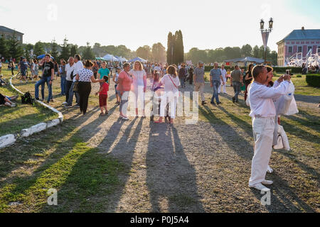 Tulchin, Ukraine. 9 juin, 2018. Le public du festival.Palace du Comte Potocki pendant l'Operafest-Tulchyn 2018 Open Air Festival d'opéra. Credit : Sergii Gnatiuk/Alamy Live News Banque D'Images