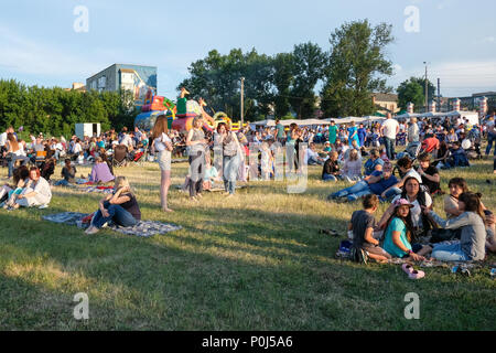 Tulchin, Ukraine. 9 juin, 2018. Le public du festival.Palace du Comte Potocki pendant l'Operafest-Tulchyn 2018 Open Air Festival d'opéra. Credit : Sergii Gnatiuk/Alamy Live News Banque D'Images