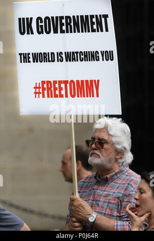 Londres, Royaume-Uni. 9 juin 2018. Les gens protestaient contre l'emprisonnement de Tommy Robinson se rassembler à Whitehall, à l'extérieur de Downing Street, Londres, Angleterre, d'exprimer leur point de vue le 9 juin 2018, le jour de l'anniversaire de la Reine des fêtes. Crédit : Michael Foley/Alamy Live News Banque D'Images