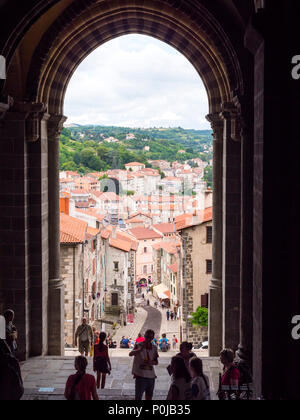 Regardant vers le bas la rue pavée de la cathédrale Notre-Dame Le Puy en Velay Haute-Loire Auvergne-Rhône-Alpes France Banque D'Images