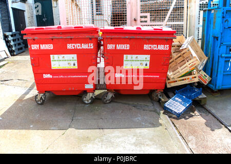 Industriel rouge wheelie bins dans un centre de recyclage - John Gollop Banque D'Images