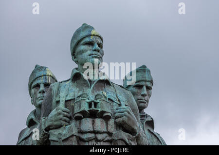 Lochander, ÉCOSSE - 11 juin 2012 : trois têtes à soldat de bronze vert-gris le long d'une statue commémorative de commando82 et près de Spean River sous Banque D'Images