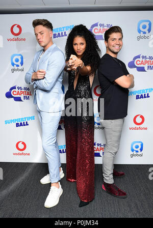 Kemp romain (à gauche), l'espoir et Vick Sonny Jay (à droite) sur le tapis rouge des médias au capital a été Ball avec Vodafone au stade de Wembley, Londres. Banque D'Images