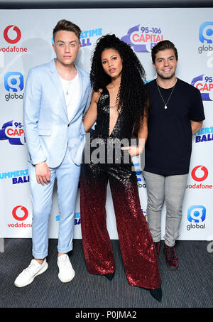 Kemp romain (à gauche), l'espoir et Vick Sonny Jay (à droite) sur le tapis rouge des médias au capital a été Ball avec Vodafone au stade de Wembley, Londres. Banque D'Images