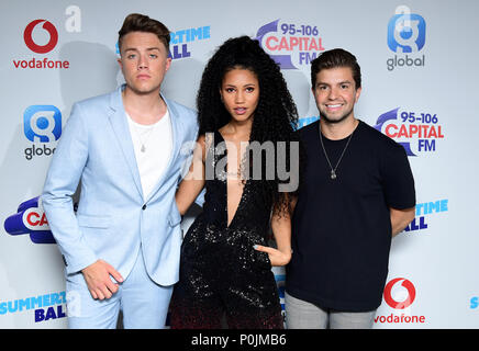 Kemp romain (à gauche), l'espoir et Vick Sonny Jay (à droite) sur le tapis rouge des médias au capital a été Ball avec Vodafone au stade de Wembley, Londres. Banque D'Images