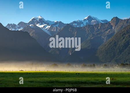 Vue sur parc Aoraki/Mont Cook et le Mont Tasman du lac Matheson dans la côte ouest de l'île du Sud en Nouvelle-Zélande.Elle est célèbre pour son compte des vues sur ar Banque D'Images