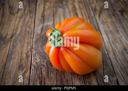 Close up matières appelé tomate coeur de boeuf sur fond de bois Banque D'Images