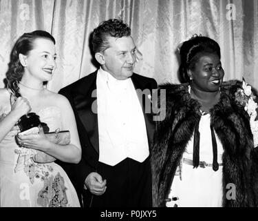 Description : La 19e Academy Awards / 1947. Olivia de Havilland lauréat du prix de la Meilleure Actrice pour "Le chacun son'.. Année : 1947. Stars : Olivia de Havilland, HATTIE MCDANIEL ; Jean Hersholt. Banque D'Images