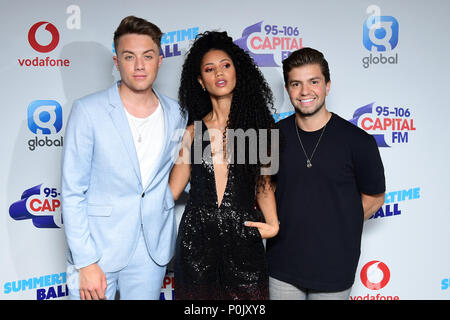 Kemp romain (à gauche), l'espoir et Vick Sonny Jay (à droite) sur le tapis rouge des médias au capital a été Ball avec Vodafone au stade de Wembley, Londres. ASSOCIATION DE PRESSE Photo. Cet été, les artistes les plus chauds en direct pour 80 000 auditeurs de la capitale au stade de Wembley à the UK's biggest summer party. Les artistes interprètes ou exécutants inclus Camila Cabello, Shawn Mendes, Rita Ora, Charlie le Puth, Jess Glyne, Craig David, Anne-Marie, Sean Paul, rudimentaire, propre Bandit, James Arthur, Sigala, Ans et ans, Jax Jones, Raye, Jonas Bleu, Mabel, Stefflon Yungen, Don et G-Eazy. Photo date : Samedi 9 juin 2018. Banque D'Images