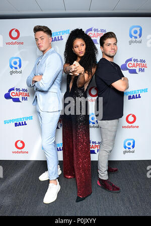 Kemp romain (à gauche), l'espoir et Vick Sonny Jay (à droite) sur le tapis rouge des médias au capital a été Ball avec Vodafone au stade de Wembley, Londres. ASSOCIATION DE PRESSE Photo. Cet été, les artistes les plus chauds en direct pour 80 000 auditeurs de la capitale au stade de Wembley à the UK's biggest summer party. Les artistes interprètes ou exécutants inclus Camila Cabello, Shawn Mendes, Rita Ora, Charlie le Puth, Jess Glyne, Craig David, Anne-Marie, Sean Paul, rudimentaire, propre Bandit, James Arthur, Sigala, Ans et ans, Jax Jones, Raye, Jonas Bleu, Mabel, Stefflon Yungen, Don et G-Eazy. Photo date : Samedi 9 juin 2018. Banque D'Images