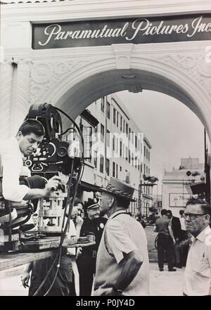 Description : L'acteur américain et directeur, Jerry Lewis, le tir à l' 'Bronson gate, la fameuse entrée de la Paramount Pictures Studios.. Film Original Titre : HISTOIRE DU CINÉMA : Paramount Pictures. Titre en anglais : HISTOIRE DU CINÉMA : Paramount Pictures. Stars : Jerry Lewis. Banque D'Images