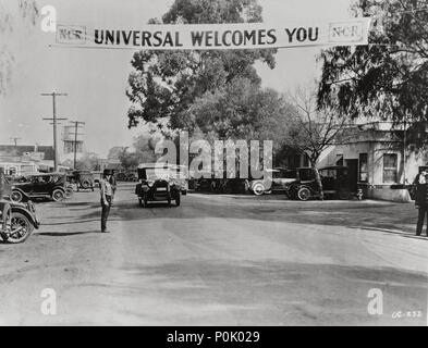 Description : Lankershim Boulevard, l'entrée à l'Universal Studios, sans revêtement de la route et seulement quelques bâtiments. À gauche Harry Burke qui ont commencé à travailler à Universal Studios en 1915. Hollywood, 1920.. Film Original Titre : HISTOIRE DU CINÉMA : Universal Studios. Titre en anglais : HISTOIRE DU CINÉMA : Universal Studios. Banque D'Images