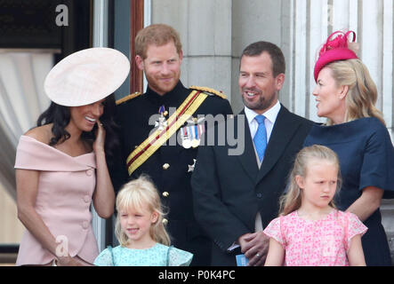(De gauche à droite) de la duchesse et le duc de Sussex avec Peter et l'automne Phillips et filles Isla et Savannah sur le balcon de Buckingham Palace, dans le centre de Londres, à la suite de la parade la couleur cérémonie à Horse Guards Parade, comme la reine Elizabeth II fête son anniversaire officiel. Banque D'Images