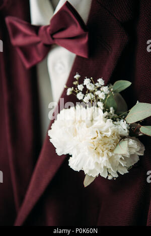 Vue rapprochée de boutonnière et palefreniers costume avec nœud papillon pour mariage rustique Banque D'Images