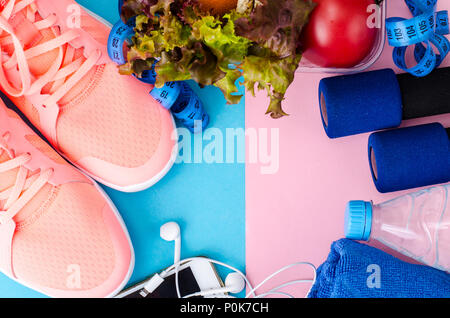 Sneakers, ruban à mesurer, de légumes, de perte de poids, la course, la saine alimentation, mode de vie sain concept. Studio Photo Banque D'Images