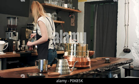 Faire bouillir la préparation de Barista café turc traditionnel Banque D'Images