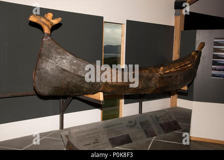La reconstruction d'un bateau stoneage utilisé plus de 7000 ans par les pêcheurs et les éleveurs de rennes stoneage autour de zone du patrimoine mondial d'Alta en Norvège. Banque D'Images