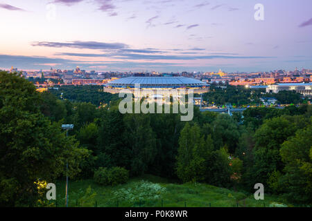 Moscou, Russie - 06 juin 2018 : Le crépuscule vue sur stade Luzhniki de moineaux observation deck, le stade principal de la Coupe du Monde FIFA 2018, 0 juin Banque D'Images