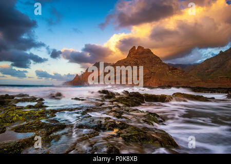 Belle dynamique, coucher de soleil sur une plage volcanique de l'océan - Punta del Hidalgo, Tenerife Banque D'Images