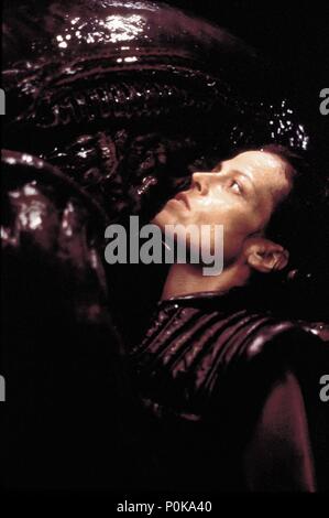 Titre original : ALIEN : Resurrection. Titre en anglais : ALIEN : Resurrection. Directeur du film : JEAN-PIERRE JEUNET. Année : 1997. Stars : Sigourney Weaver. Crédit : 20TH CENTURY FOX / TENNER, Suzanne / Album Banque D'Images