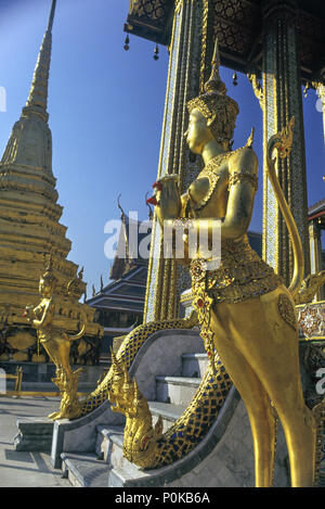 Historique 1995 APSONSI FEMME OISEAU STATUES Wat Phra Kaeo BANGKOK THAÏLANDE TEMPLE GRAND PALACE Banque D'Images