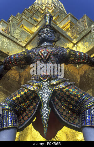 1995 GARDIENS SILENCIEUX HISTORIQUE STATUE Wat Phra Kaeo BANGKOK THAÏLANDE TEMPLE GRAND PALACE Banque D'Images