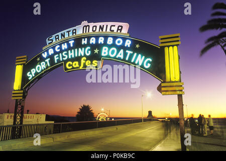 Historique 1995 SANTA MONICA PIER SIGN LOS ANGELES CALIFORNIA USA Banque D'Images