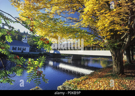 1995 automne feuillage HISTORIQUE PONT COUVERT BLANC STARK LA RIVIÈRE AMMONOOSUC WHITE MOUNTAIN NATIONAL FOREST NEW HAMPSHIRE USA Banque D'Images