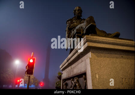 Statue de James Clerk Maxwell (1831-78) par le sculpteur Alexander Stoddart dans George Street avec son chien dans un épais brouillard Banque D'Images