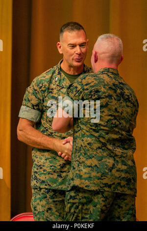 Le brig. Le général Daniel B. Conley, droit, général commandant sortant de 3e Groupe Logistique Maritime, félicite le Colonel Ronald C. Braney, commandant du 3e MLG, après la cérémonie de transfert de commandement juin 1, 2018 au Camp Foster, Okinawa, Japon. Conley est originaire de Falmouth, Massachusetts. Braney est originaire de Manlius, New York. (U.S. Marine Corps photo de la FPC. Mark Fike) Banque D'Images