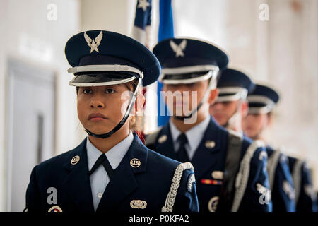 Aviateurs de la Moody sur la garde d'honneur, au garde à vous avant d'une cérémonie de passation de commandement, le 1 juin 2018, à Moody Air Force Base, Ga, cet événement marque le début d'un nouveau régime que le Major Mike Perez assurera le commandement de la 23d AMXS. Ce sera le second relais Perez dans le 23 AMXS comme il l'ancien de l'OCI à AMXS Pope Air Force Base, N.C. (U.S. Air Force photo par un membre de la 1re classe Eugene Oliver) Banque D'Images