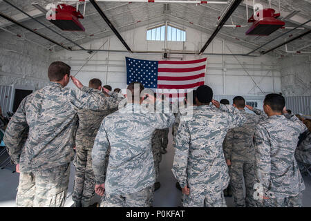 Aviateurs à partir de la 23ème escadron de maintenance des aéronefs (AMXS), salut au cours d'une cérémonie de passation de commandement, le 1 juin 2018, à Moody Air Force Base, Ga, cet événement marque le début d'un nouveau régime que le Major Mike Perez assurera le commandement de la 23d AMXS. Ce sera le second relais Perez dans le 23 AMXS comme il l'ancien de l'OCI à AMXS Pope Air Force Base, N.C. (U.S. Air Force photo par un membre de la 1re classe Eugene Oliver) Banque D'Images