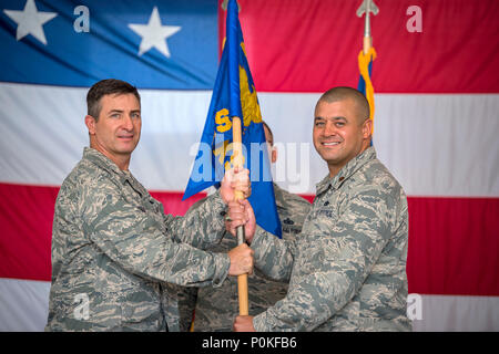 Le colonel John Chastain, gauche, 23d, commandant du groupe de maintenance passe le guidon au Major Mike Perez, 23d e Escadron de maintenance nouveau commandant, au cours d'une cérémonie de passation de commandement, le 1 juin 2018, à Moody Air Force Base, Ga, cet événement marque le début d'un nouveau régime que le Major Mike Perez assurera le commandement de la 23d AMXS. Ce sera le second relais Perez dans le 23 AMXS comme il a déjà servi comme officier responsable de l'AMXS at Pope Air Force Base, N.C. (U.S. Air Force photo par un membre de la 1re classe Eugene Oliver) Banque D'Images