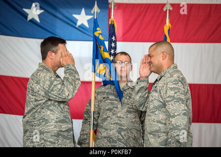 Le Major Mike Perez, 23d e Escadron de maintenance nouveau commandant, salue le Colonel John Chastain, commandant du Groupe d'entretien 23d, au cours d'une cérémonie de passation de commandement, le 1 juin 2018, à Moody Air Force Base, Ga, cet événement marque le début d'un nouveau régime que le Major Mike Perez assurera le commandement de la 23d AMXS. Ce sera le second relais Perez dans le 23 AMXS comme il a déjà servi comme officier responsable de l'AMXS at Pope Air Force Base, N.C. (U.S. Air Force photo par un membre de la 1re classe Eugene Oliver) Banque D'Images