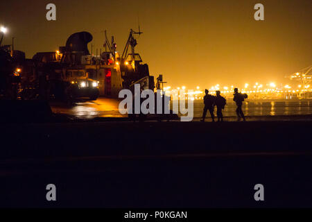 Les Marines américains et les marins avec l'Équipe de débarquement du bataillon 3/1, 13e Marine Expeditionary Unit (MEU) et les marins à l'unité d'assaut, 5 terrain sur Belmont Shore, Long Beach, Californie, 1 juin 2018.Le groupe amphibie d'Essex (ARG) et 13e MEU mènent à la formation d'exercice de l'unité composite (COMPTUEX), l'exercice final avant le prochain déploiement des unités. Cet exercice valide l'ARG/MEU capacité de l'équipe d'adapter et de l'exécution de missions dans l'évolution constante, des environnements inconnus. Au terme de la 13e, COMPTUEX MEU et Essex ARG sera certifié comme le principal de l'avant-déployée, Banque D'Images