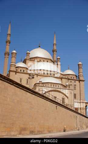 Grande mosquée égyptienne avec les dômes et les minarets derrière big wall au Caire Egypte Banque D'Images